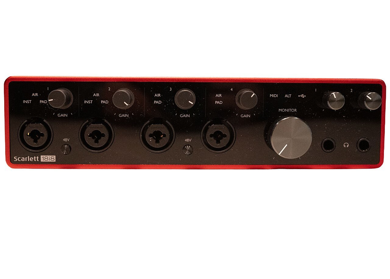 Przedni panel interfejsu audio Focusrite Scarlett 18i8.