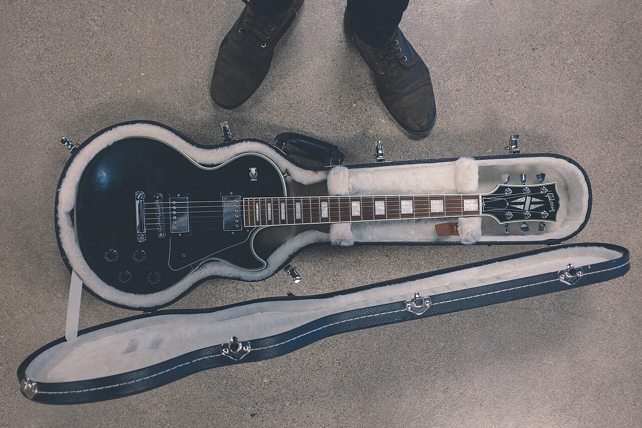 Gitara Gibson Les Paul Custom zabezpieczona w futerale.