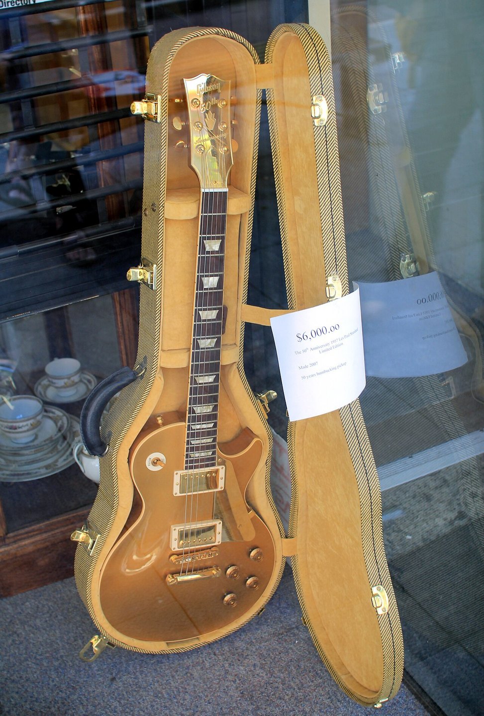 Gitara Gibson Les Paul prezentowana w gablocie.