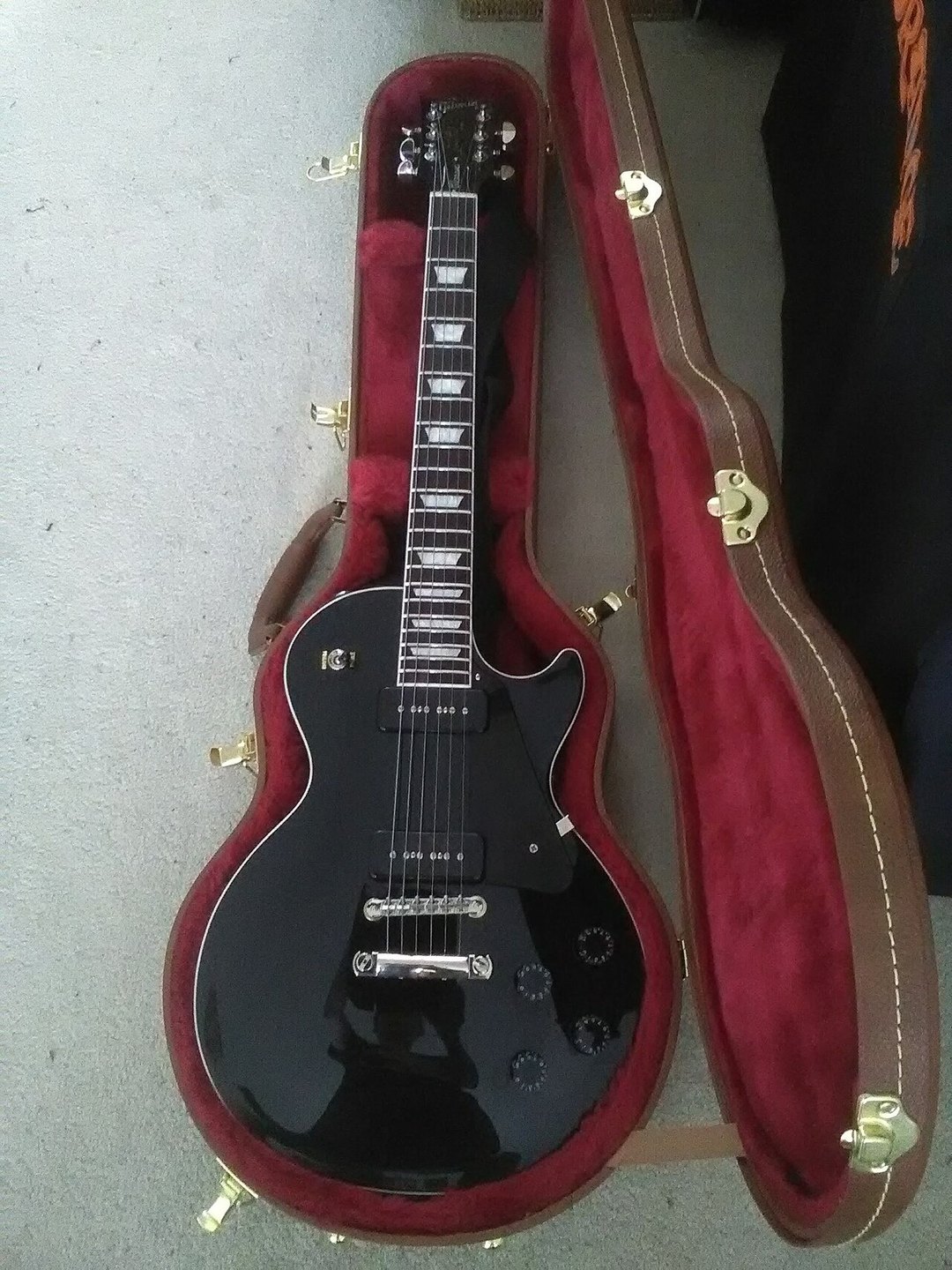 Gitara Gibson Les Paul Classic w otwartym futerale.