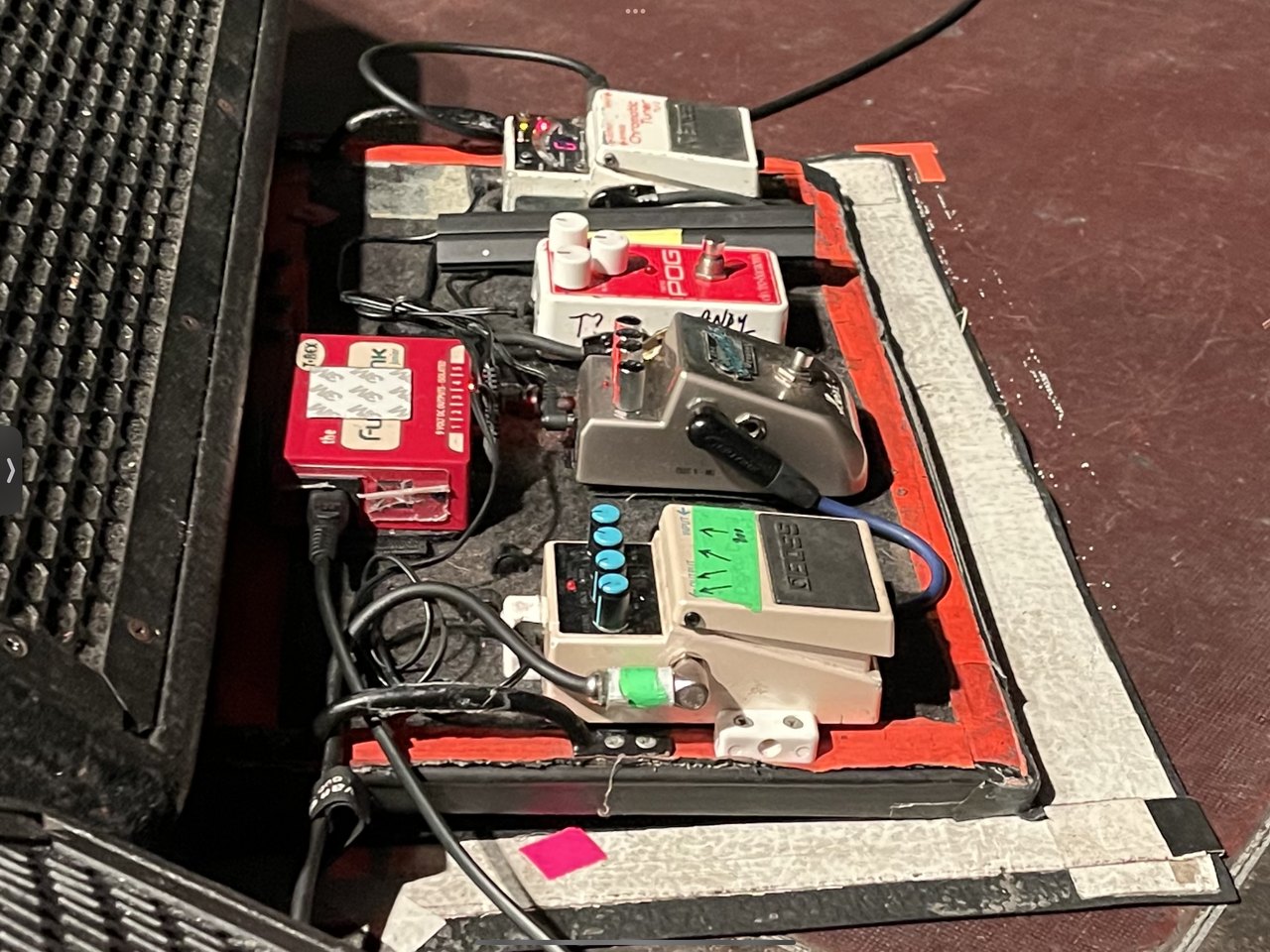 Pedalboard Andrew Cairnsa z efektami i przewodami.