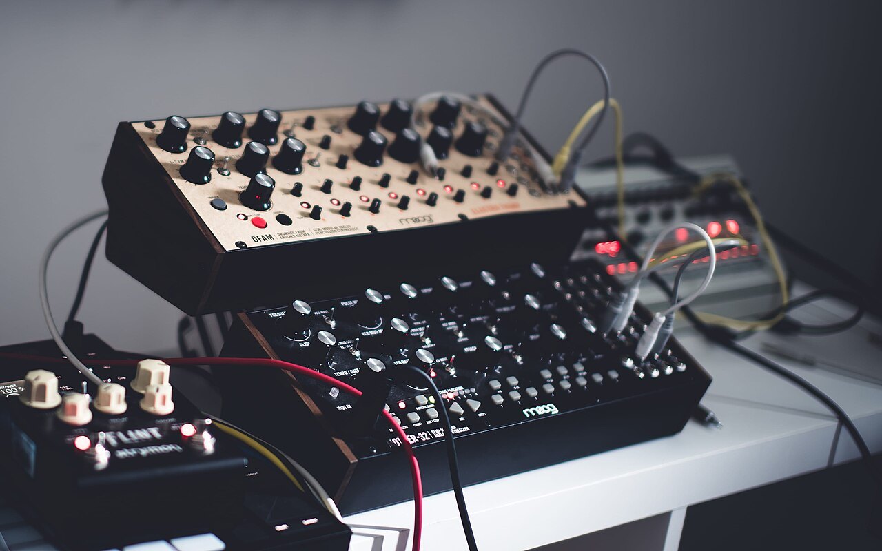 Syntezatory Moog i efekt Strymon Flint połączone przewodami.