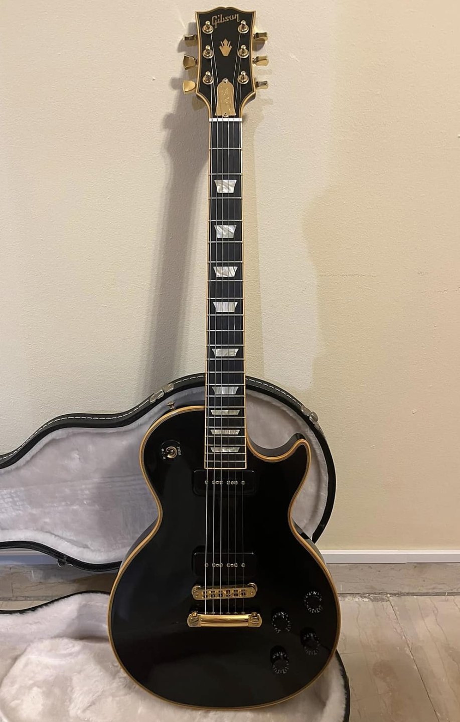 Gitara elektryczna Gibson w dopasowanym futerale.