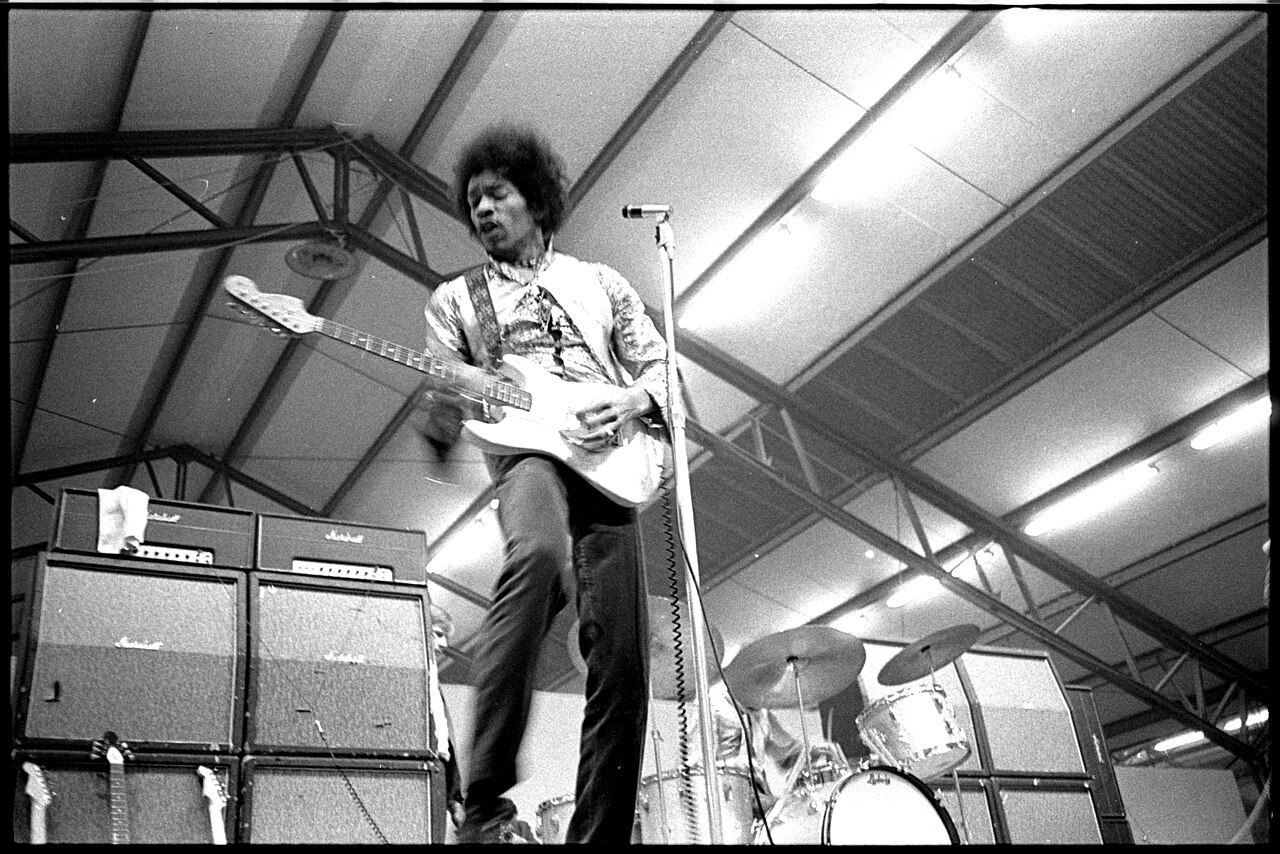 Jimi Hendrix podczas występu w Rotterdamie w 1967 roku.